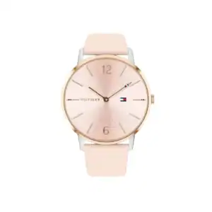 Reloj Tommy Hilfiger con esfera rosa y correa de silicona en color rosa claro. Diseño elegante y mod.